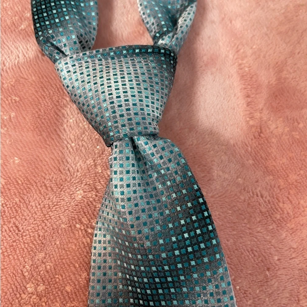 Van Heusen Black and Gray Patterned Tie